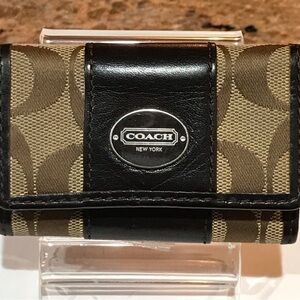 COACH Signature Canvas/Leather Key Holder 😍❤️